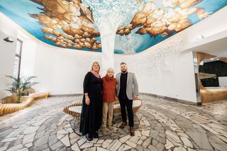 Galeria pod Plafonem i strefa wejściowa Dolnośląskiej Biblioteki Publicznej na rynku