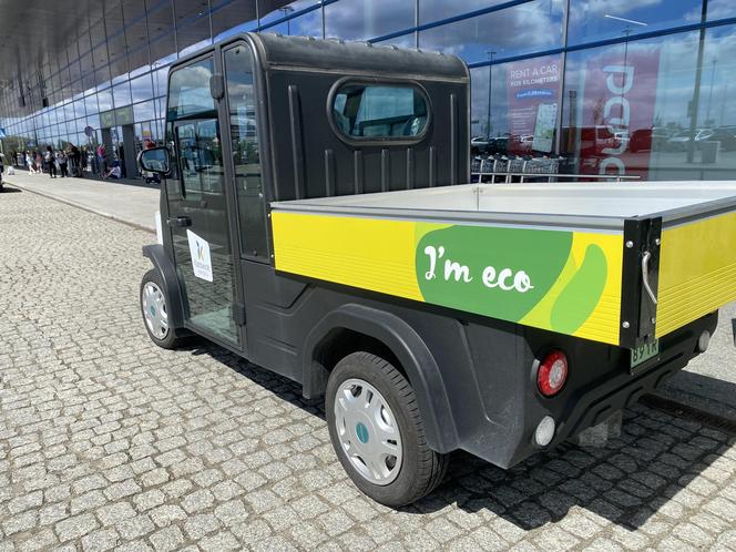 Zazieleniony teren parkingu i pasażu przed terminalami Katowice Airport