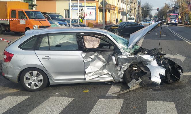 Jaguar staranował Skodę. Sprawca wypadku walczy o życie