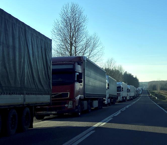 Kolejka TIR-ów czeka na wjazd na granicy białoruskiej. 31 godzin