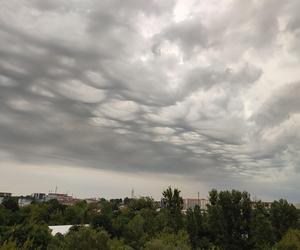 Nawałnice przechodzą przez Polskę. Ciemne chmury nad Białymstokiem