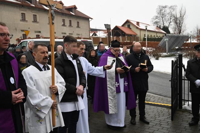 Pogrzeb ks. Isakowicza-Zaleskiego. Tak żegnają zmarłego kapłana