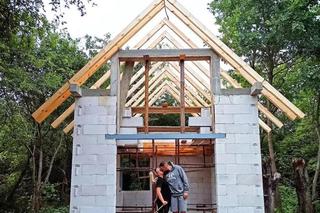 Letni dom Kasi i Andrzeja Gąsieniców z Gogglebox. Przed telewizorem