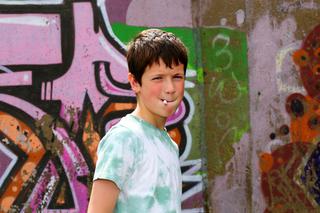 Palenie papierosów przez dzieci i nastolatków. Jak rozpoznać, że dziecko zażywa nikotynę?