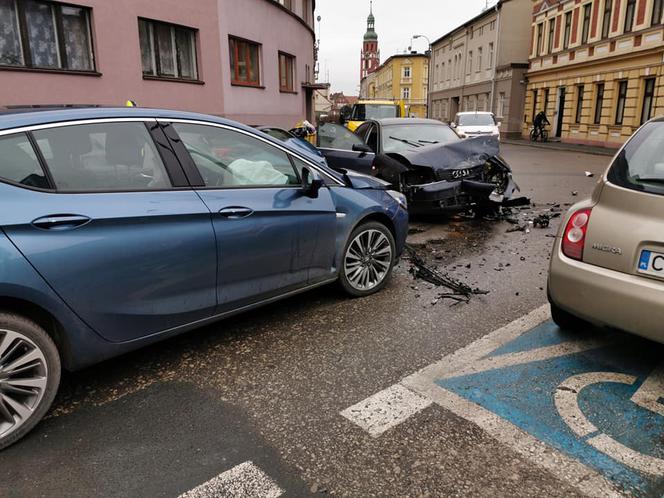 Wypadek na ul. Świętej Trójcy w Bydgoszczy. Trzy osoby są ranne [ZDJĘCIA]