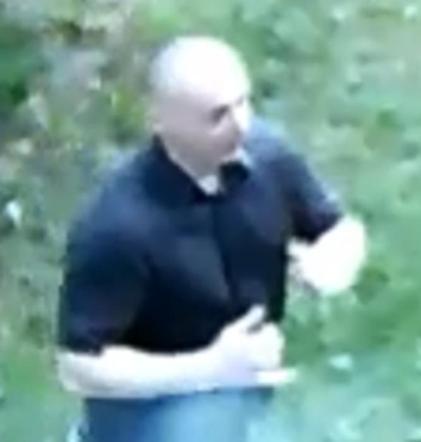 Krakowska policja szuka tego mężczyzny. Wyszedł z tramwaju za 32-latkiem i brutalnie go pobił! [ZDJĘCIA]