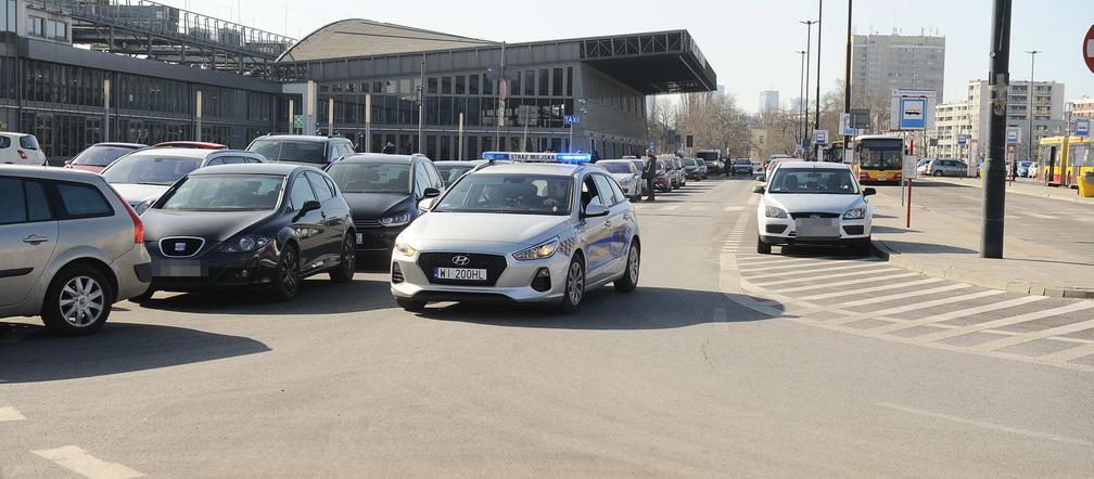 Umiera, to niech idzie do jadłodalni. Bezdomny czekał na smierć.