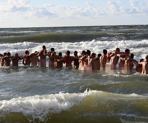 Białe delfiny, czyli koniec wakacji w Mielnie. Ratownicy pożegnali sezon na golasa