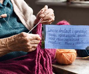 Starsza pani z Wrocławia robi na drutach. Wszystko po to, aby dorobić do emerytury