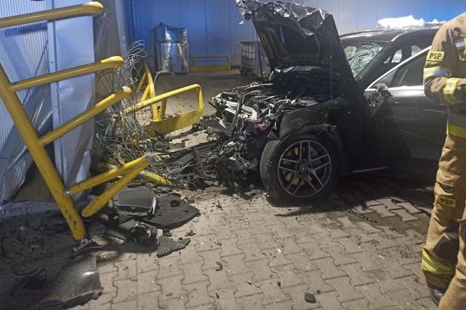 Mercedes roztrzaskał się na ścianie firmy. 31-letni kierowca nie żyje