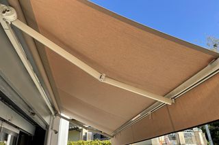 Czym osłonić balkon zamiast parasola? Praktyczne rozwiązanie na nadchodzące letnie upały