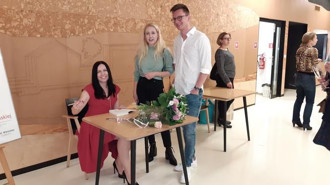 Tłumy czytelników na spotkaniu autorskim Katarzyny Łuczyńskiej! „Grzeszna i święta” ma szansę stać się bestsellerem!