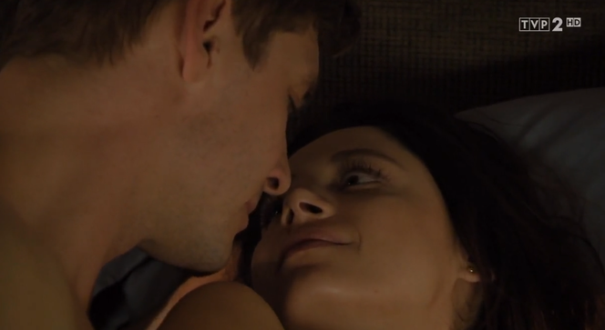 M jak miłość, odcinek 1412, Iza (Adriana Kalska), Marcin (Mikołaj Roznerski)