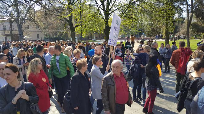 Strajkujący nauczyciele spotkali się na placu Wolności w Bydgoszczy. - Nie poddamy się! [ZDJĘCIA]