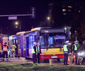 Wypadek z udziałem autobusu i ciężarówki w Warszawie (23.10.2025)