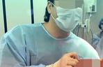 Chirurg wyciął kształt serca z ciała pacjenta i z nim pozował! Szokujące zdjęcia