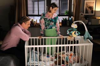 M jak miłość odc. 1707. Aneta (Ilona Janyst), Olek (Maurycy Popiel), Borysek (Tymon Szkopek)