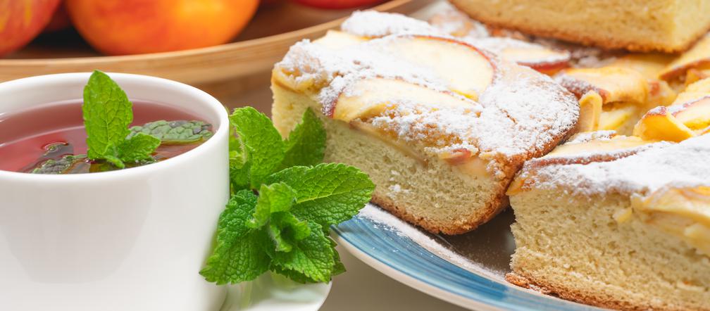 Nocne ciasto drożdżowe bez zagniatania z owocami: przepis Moniki Goździalskiej