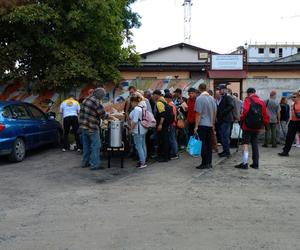 Niedaleko schroniska dla bezdomnych ustawia się kolejka głodnych. Karmi ich Fundacja Chlebek, twarożek i kiełbasa