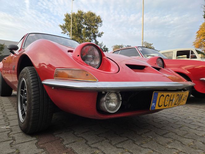 Klasyczna motoryzacja znów zachwyciła Bydgoszcz. „Bydgoskie Klasyki Nocą” przy Torbydzie