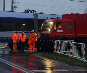 Na przejeździe kolejowym w msc. Nowa Sucha (pow. sochaczewski) doszło do zderzenia pociągu pośpiesznego z ciężarówką