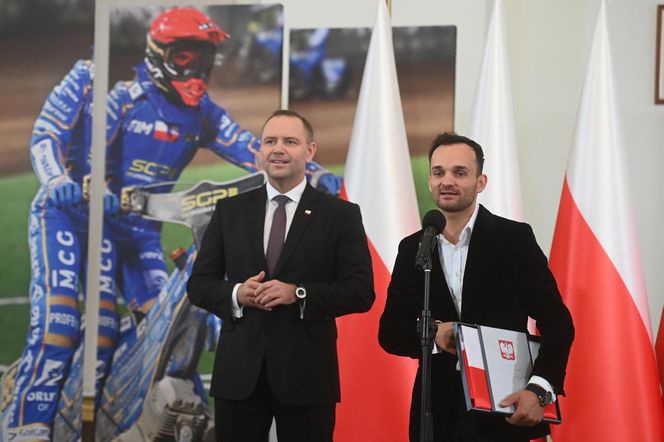 Prezydent RP Karol Nawrocki oraz indywidualny i drużynowy mistrz świata na żużlu Bartosz Zmarzlik