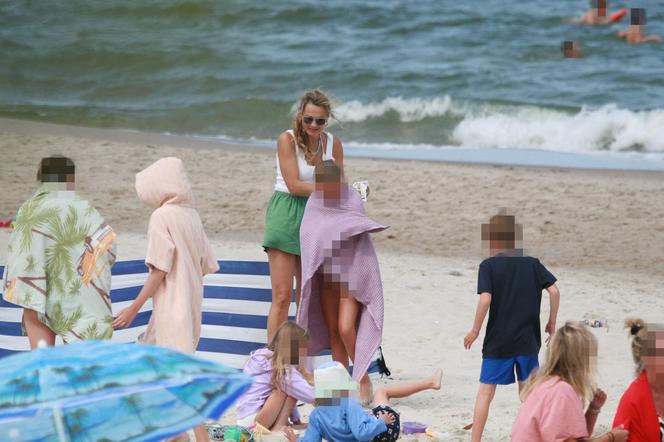 Małgorzata Socha na plaży z rodziną