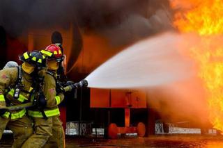 OLBRZYMI pożar w Kuntnie! Płoną chemikalia, dym nad miastem! 100 strażaków w akcji! 