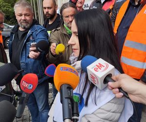 Konferencja prasowa hutników przed Ministerstwem Przemysłu w Katowicach