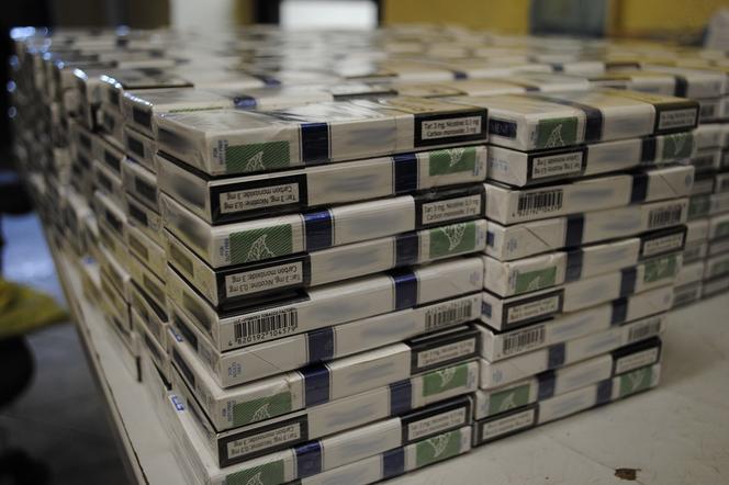 Zatrzymano ponad tysiąc paczek papierosów. Przewożone były w dwóch tirach