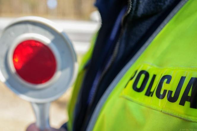 Pilscy policjanci zatrzymali pijaną kobietę, która spowodowała kolizję drogową
