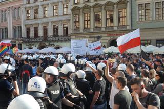 Gigantyczne siły policji zabezpieczały Marsz Równości i kontrmanifestacje w Krakowie