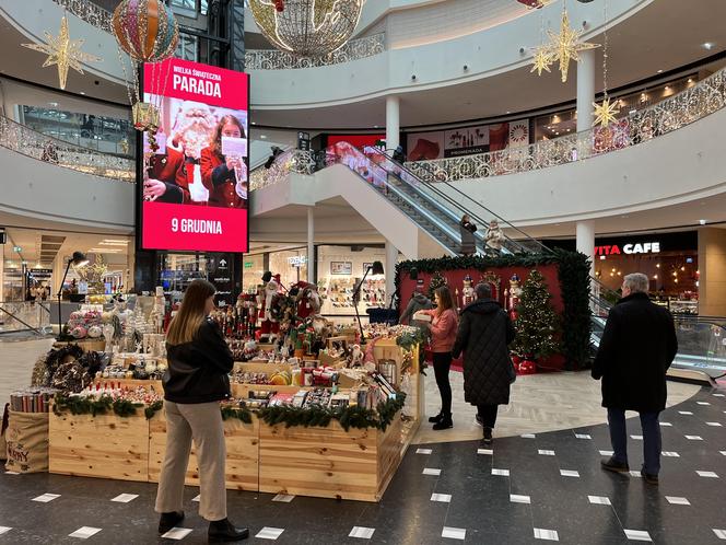 Promenada i sklepy w świątecznej odsłonie 