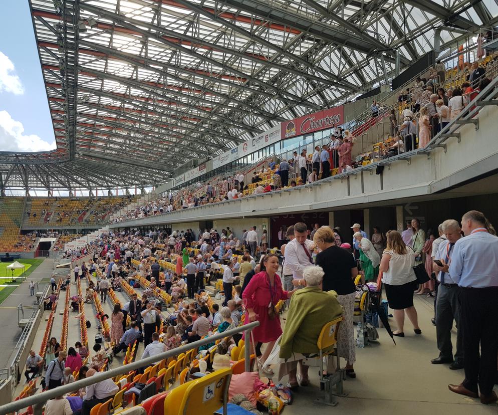 Kongres Świadków Jehowy w Białymstoku. Na stadionie miejskim tysiące uczestników [ZDJĘCIA]