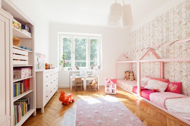 Kolorowe pokoje dziecięce: pokój z łóżkiem-domkiem w bieli i różu