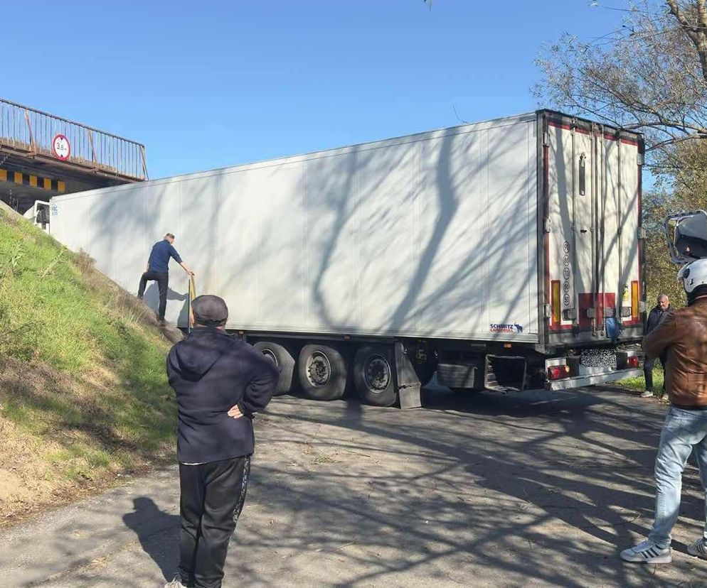 40-tonowy tir utknął pod wiaduktem w Tarnowie. Kierowcę zwiodła nawigacja