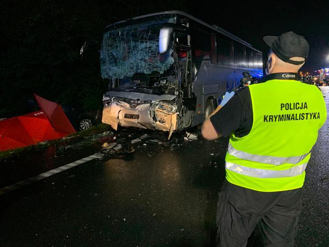 9 osób nie żyje, a 7 zostało rannych w wyniku zderzeniu busa i autobusu na węźle Kleszczów