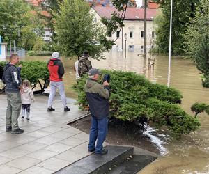 Krytyczna sytuacja w Kłodzku. Okropnie leje, ulice i domy zalane przez wodę