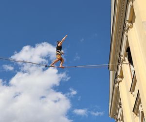 Spacerują po linach nad głowami przechodniów. Trwa Urban Highline Festival