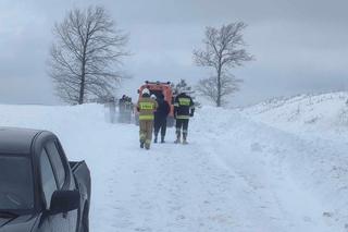 Śnieg zasypał auto 