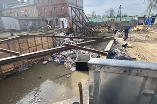 Katastrofa budowlana w Wołominie. Runęła część kamienicy. Koparka pod gruzami!