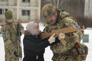 Weterani z Ukrainy ćwiczą ludzi do obrony miasta. Uczą ich strzelać z karabinów [ZDJĘCIA]