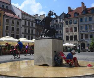 Kolejna fala upałów w stolicy. Mieszkańcy szukają ochłody, ale często robią to bezmyślnie