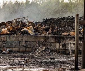 Rzeka Brynica zanieczyszczona chemikaliami z pożaru w Siemianowicach. Mieszkańcy skarżą się na odór