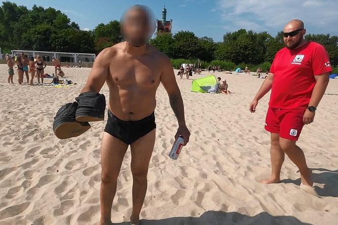 Pijany mężczyzna na plaży w Sopocie