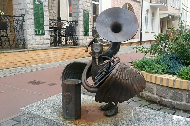 Rzeźby "Marianów" w Kołobrzegu