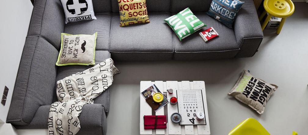 Sofa szara w salonie
