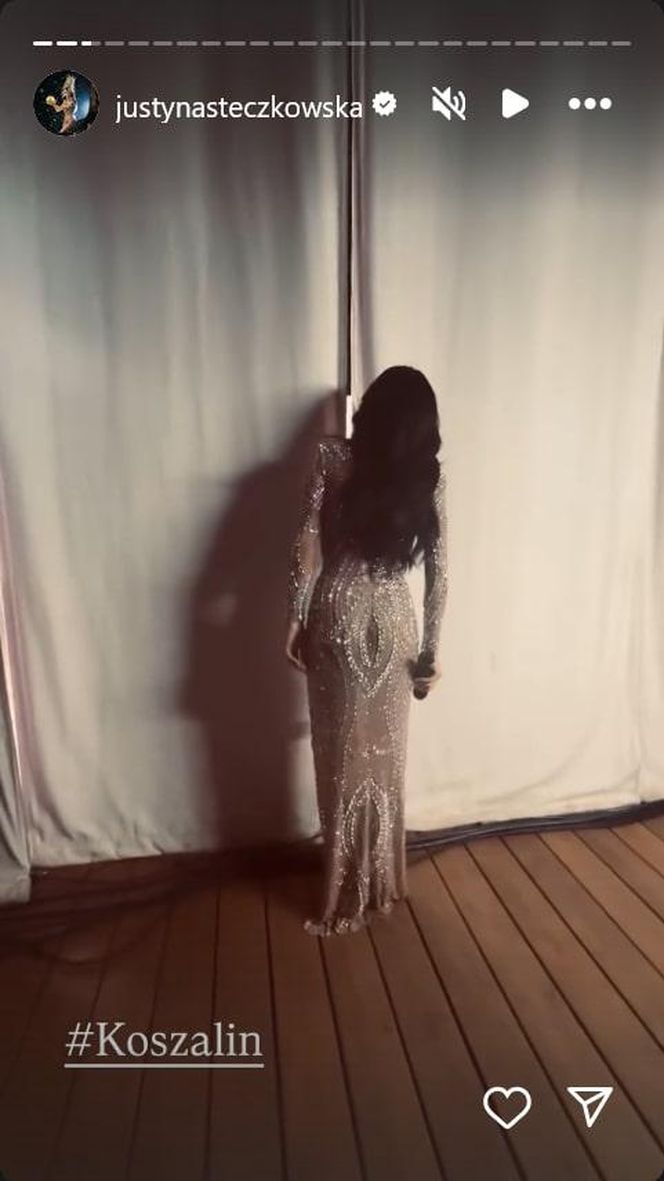 Justyna Steczkowska niczym papież! Gwiazda wyciąga rękę do fanów ze swojego jusiamobile