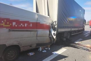 Bus Poczty Polskiej wbił się w ciężarówkę. Kobieta nie żyje
