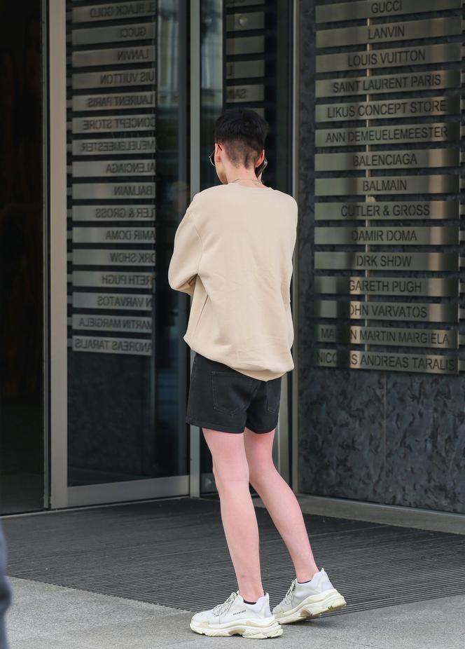 Idol nastolatek przyłapany przez paparazzi w stolicy!